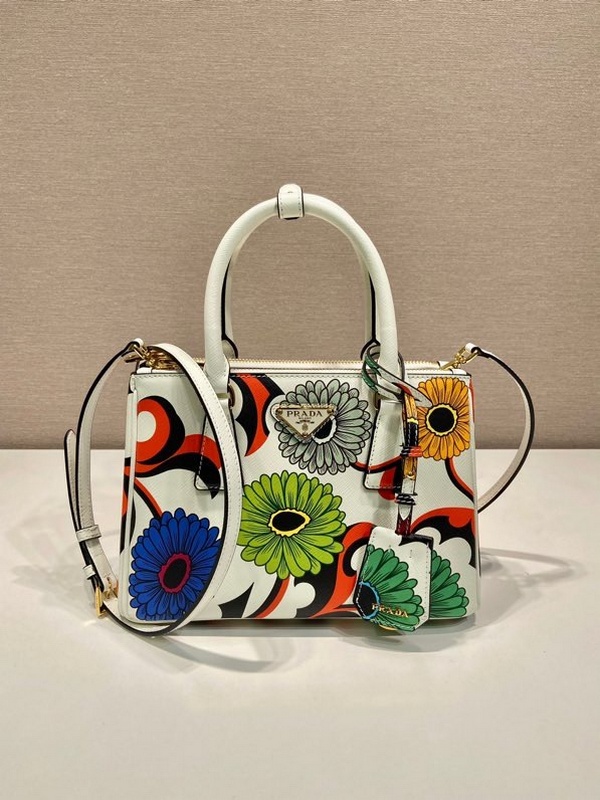 Gucci Handbags 272